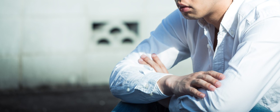 落ち込む男性