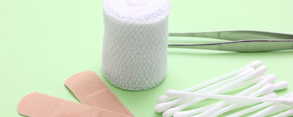 包茎手術の傷跡をメンテナンスする医療用ガーゼや綿棒